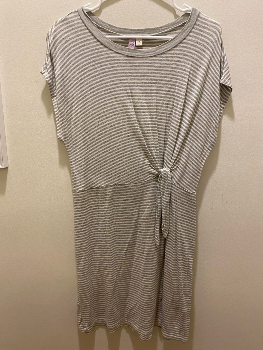 ‼️2 for $10‼️ Alya Striped Tee in Light Gray and White